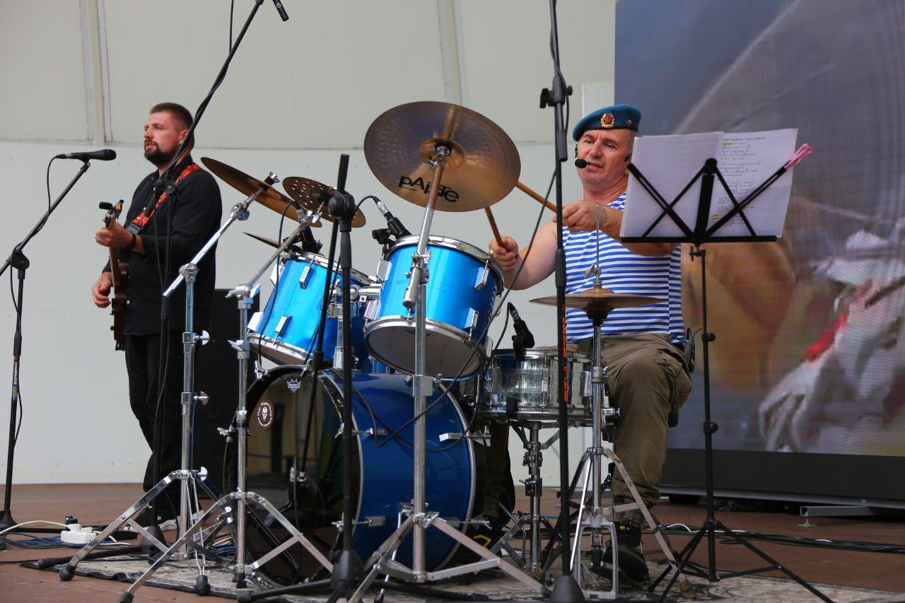 Фото Десантники в фонтанах и колонны машин. Что происходит на улицах Новосибирска в День ВДВ. ОНЛАЙН 18